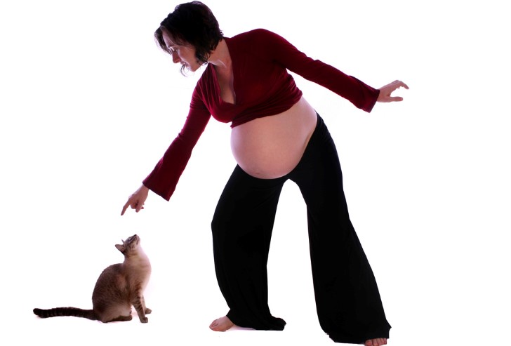 Mujer embarazada y gato
