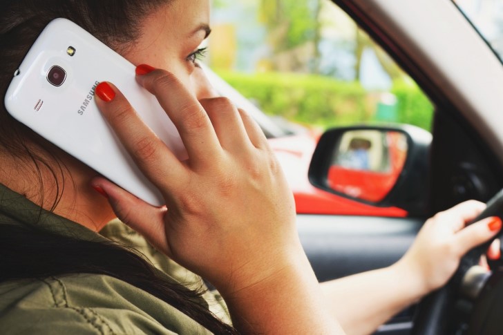 Mujer hablando por telefono mientras conduce