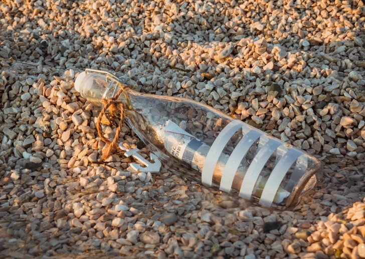 Botella con mensaje sobre la arena