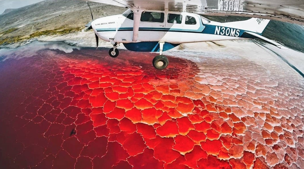 lago natron en africa suelo rojo