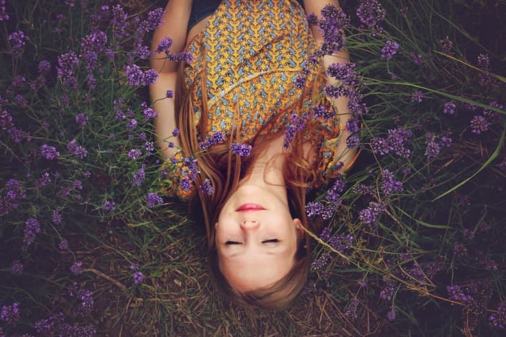 mujer dormida entre las flores