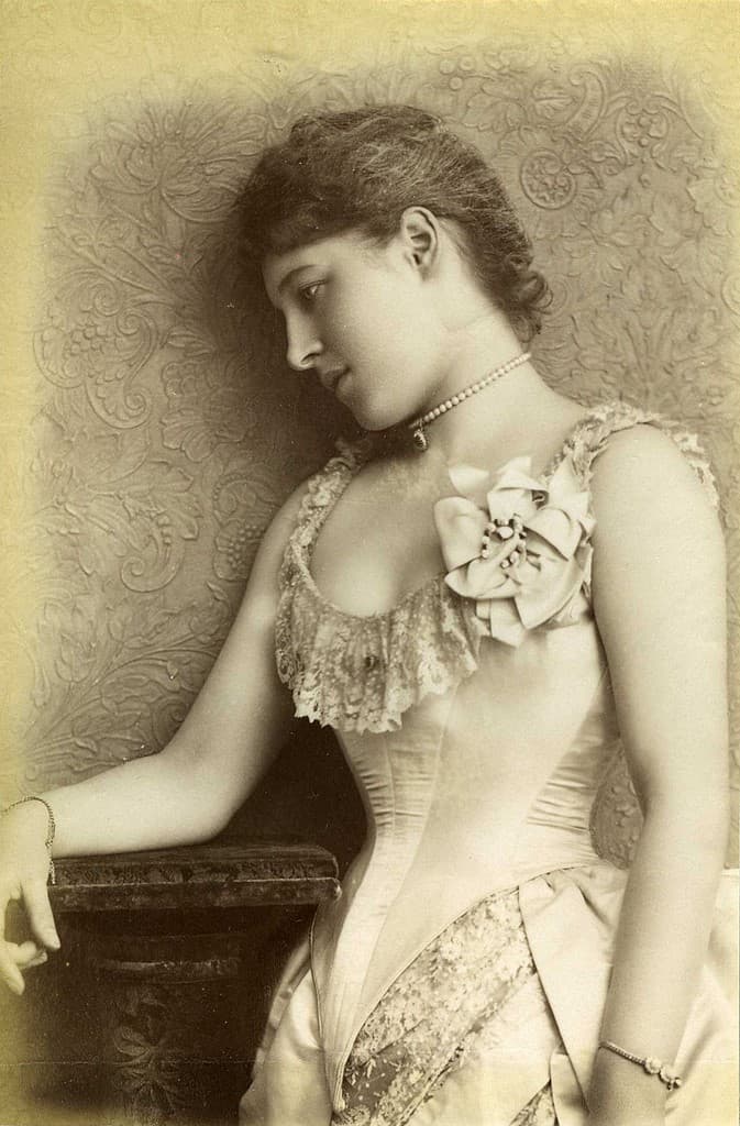 foto antigua mujer con corse