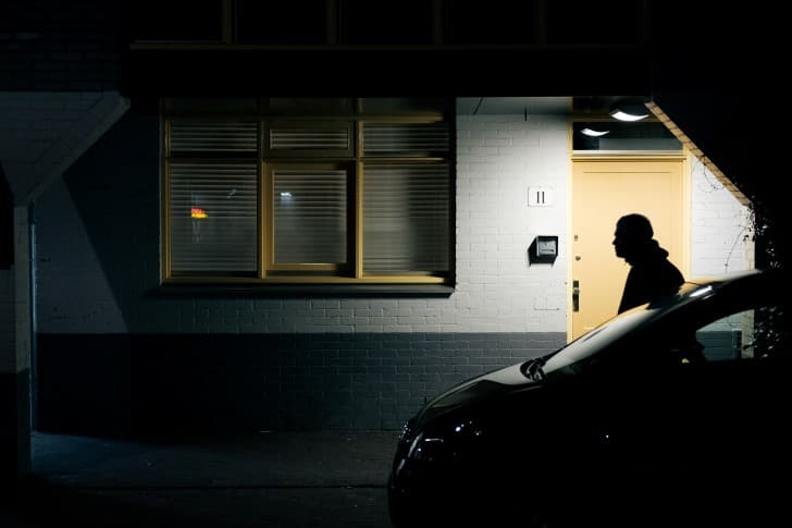 hombre a oscuras en un estacionamiento