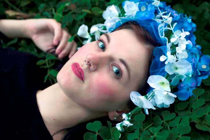 mujer con tocado para el cabello de flores azules y blancas