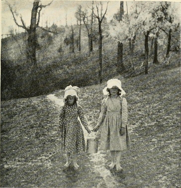 dos chicas en el bosque