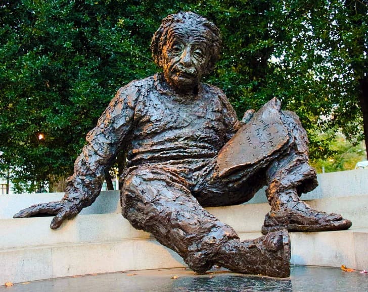 estatua fuente figura de Einstein