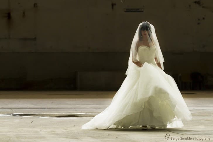 mujer vestida de novia