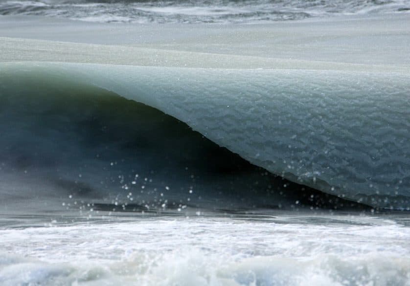 olas congeladas playa en Nantucket (3)