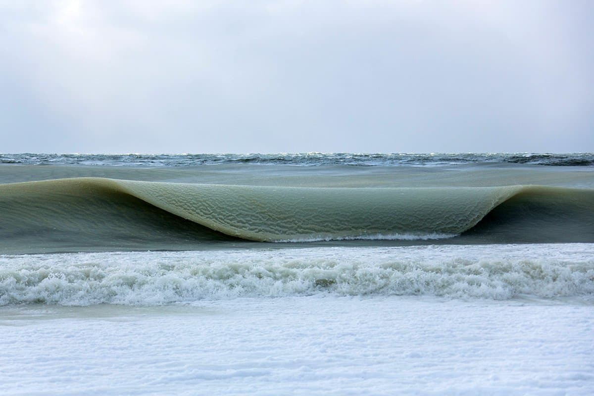 olas congeladas playa en Nantucket (5)