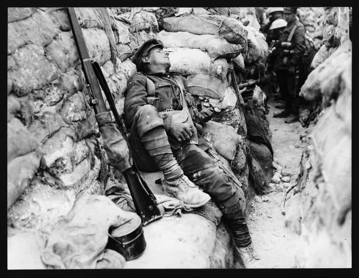 soldado dormido en las trincheras
