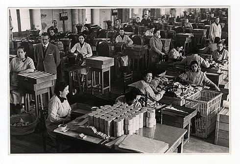 mujeres laborando en una fábrica