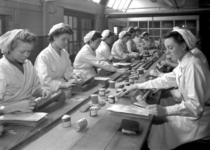 mujeres trabajando en la elaboracion de galletas
