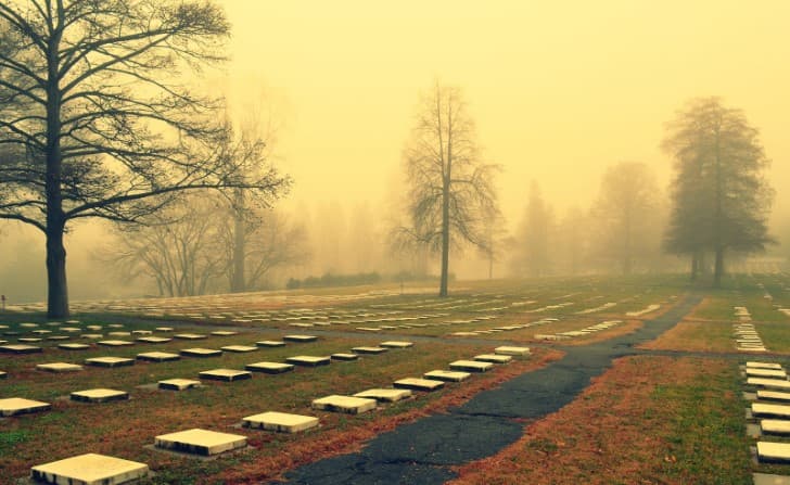 lapidas en un cementerio