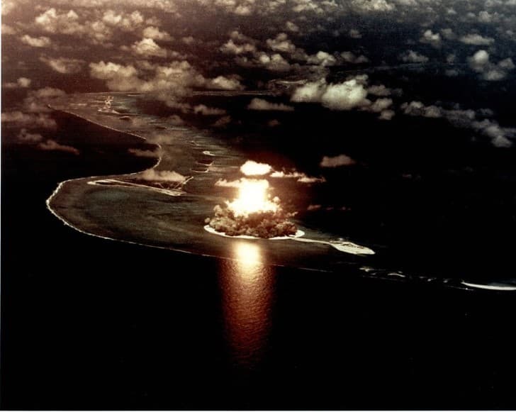 explosion atomica en enewetak atolon