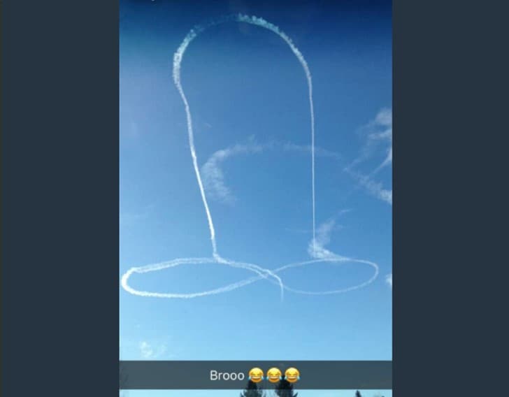 pilotos dibujan miembro gigante en el cielo
