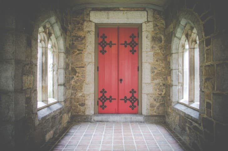 puerta de un monasterio