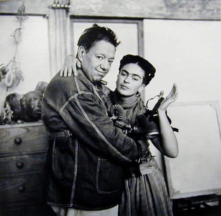 Frida Kahlo y Diego Rivera abrazados