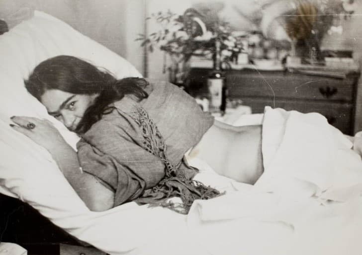 Frida fotografiada en la cama por Nickolas Muray