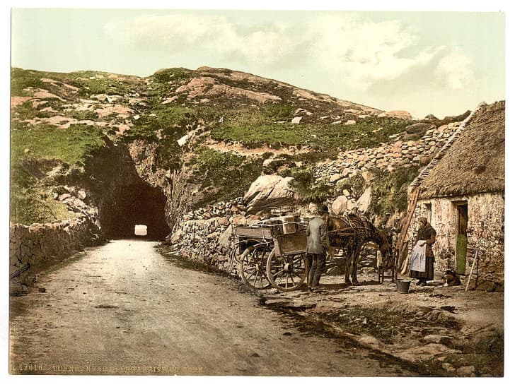 Tunel en las cercanias de Glengariff en County Cork, Irlanda