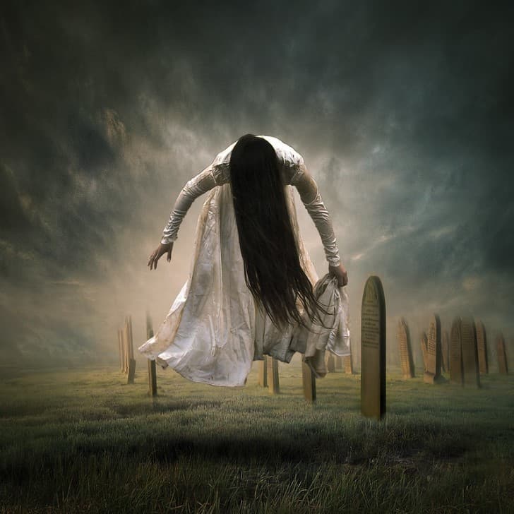 el fantasma de una novia vestida de blanco en un cementerio