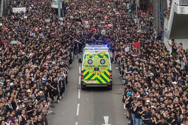 manifestacion ejemplar en hong kong ambulancia circulando