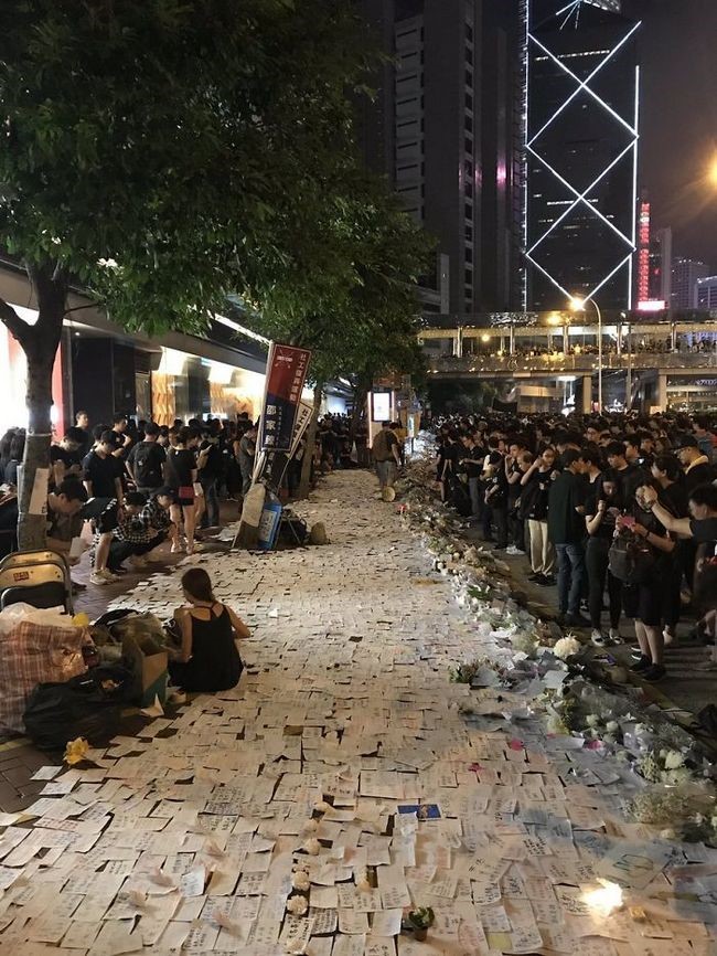 manifestacion ejemplar en hong kong papeles sobre calzada