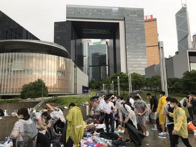 manifestacion ejemplar en hong kong personas limpiando