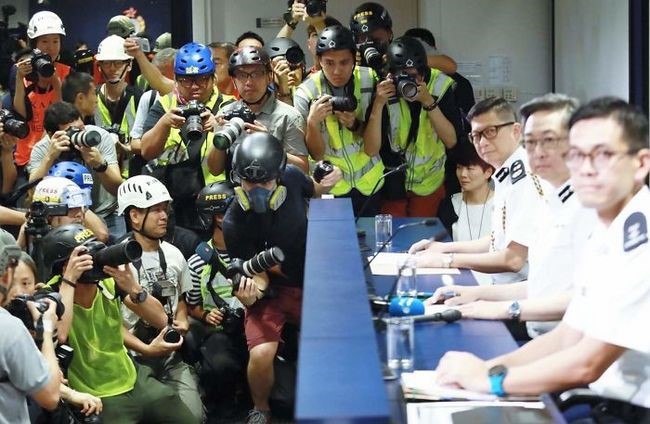manifestacion ejemplar en hong kong policia conferencia de prensa