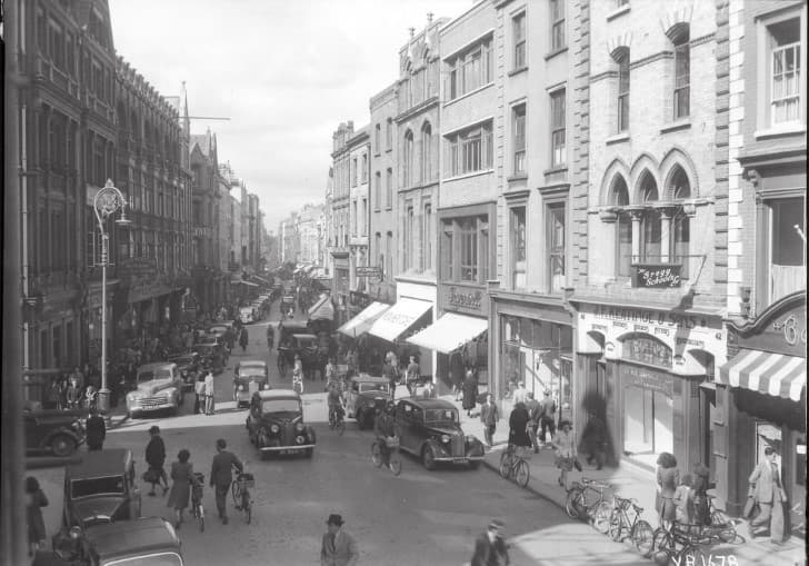 1940 calle repleta de personas