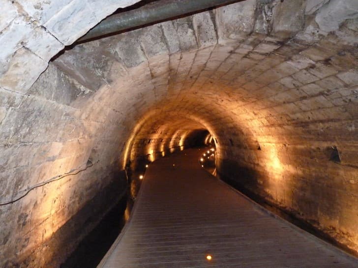 Tunel de los Templarios en Fortaleza de Acre iluminacion interior