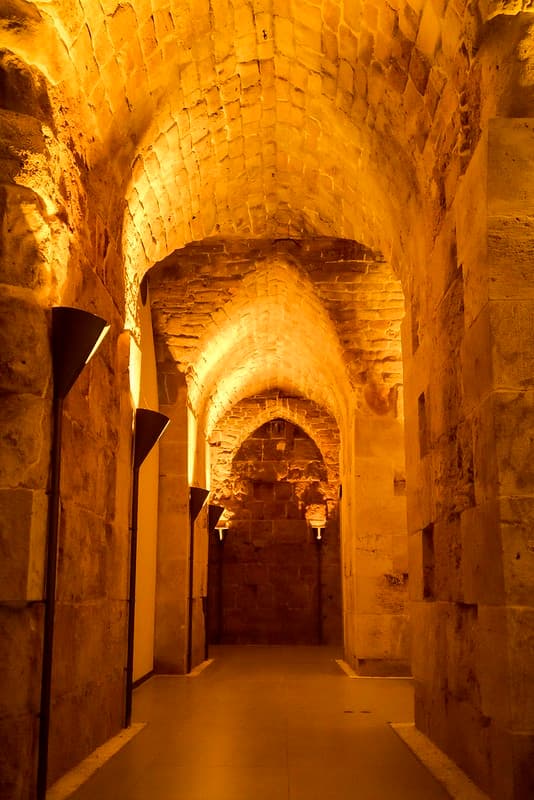 Tunel de los Templarios en Fortaleza de Acre iluminacion sepia