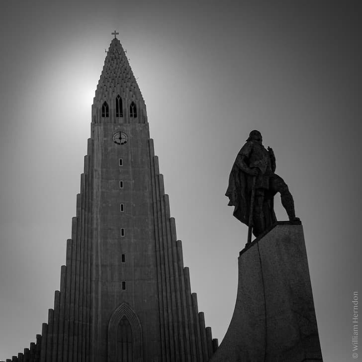 estatua al explorador vikingo Leif Erikson