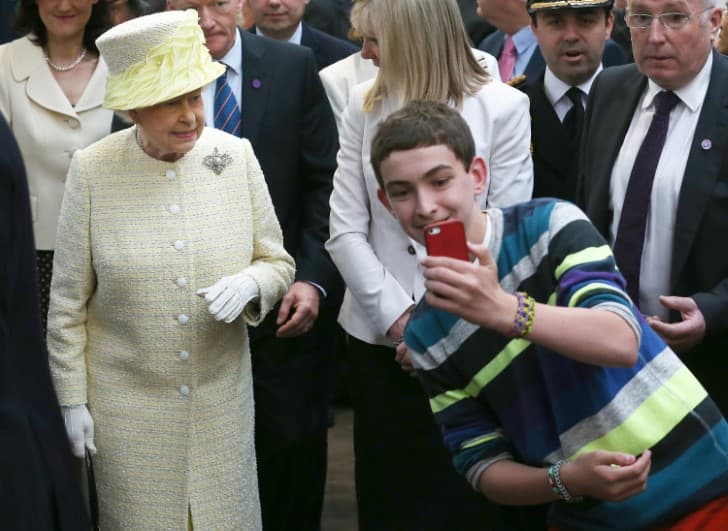 joven tomando selfie de la reina isabel II