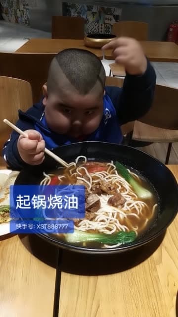 Xiaoshi niño come en internet (2)