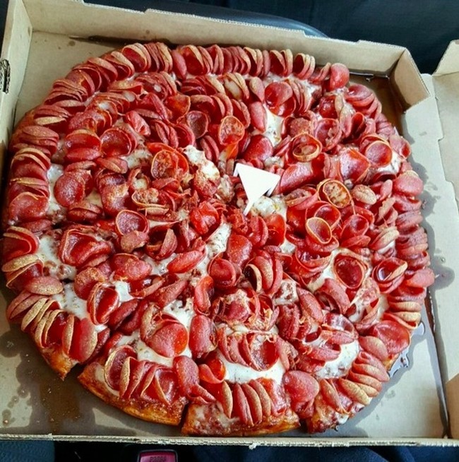 comida perfecta pizza llena de salami