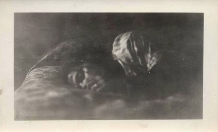 mujer durmiendo foto antigua
