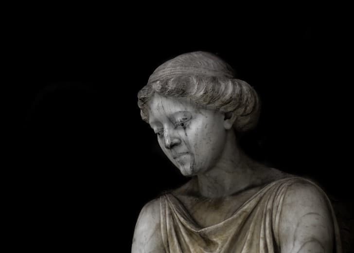 estatua mujer triste