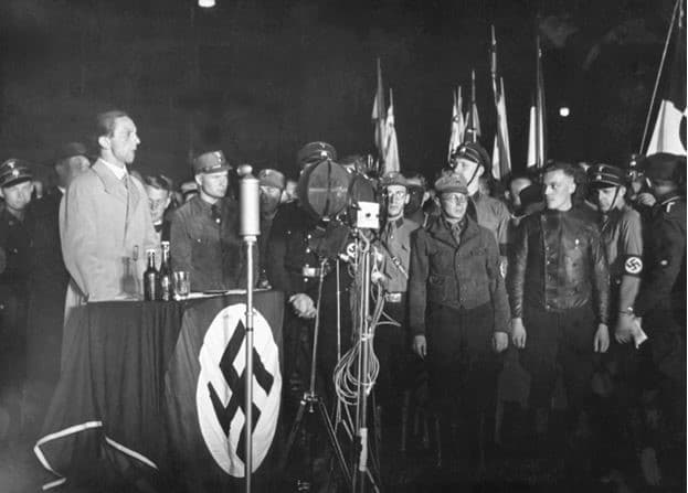 goebbels dando un discurso el 10 de mayo de 1933