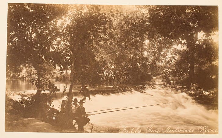 foto antigua tono sepia hombres pescando