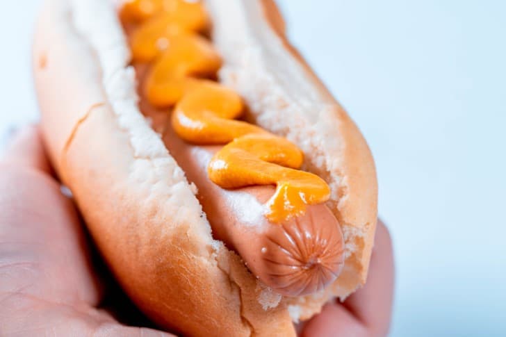 hotdog con mostaza