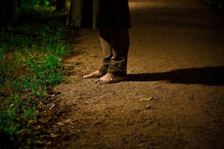 pies de una persona caminando en la noche