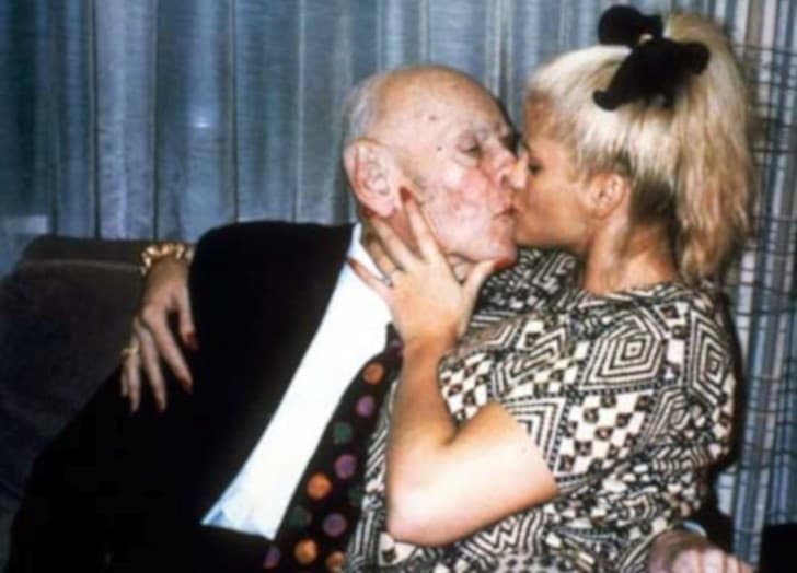 Anna Nicole Smith y J. Howard Marshall II besandose