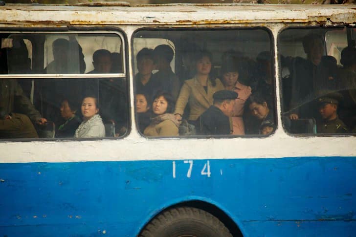 norcoreanos en un autobus