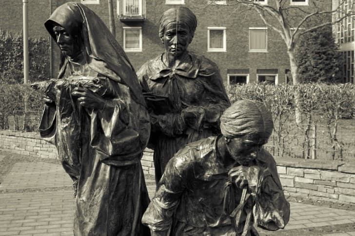 estatua mujeres judias en colonia alemania