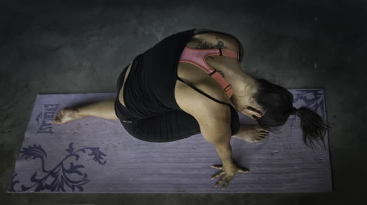 mujer ejercitandose en casa yoga