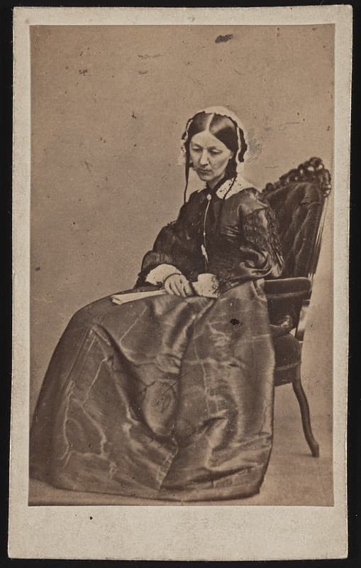 Florence Nightingale sentada en una silla