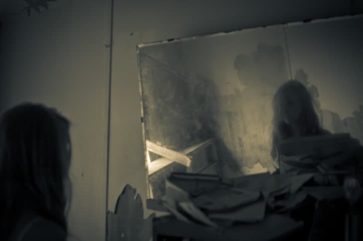 una mujer fantasma en el espejo
