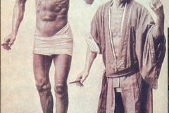 Hananuma Masakichi Posando junto a su estatua