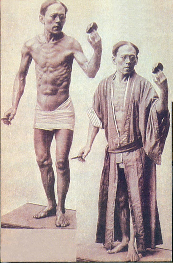 Hananuma Masakichi Posando junto a su estatua