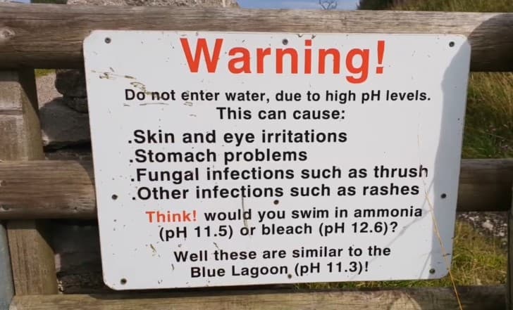 cartel de advertencia en el lago azul
